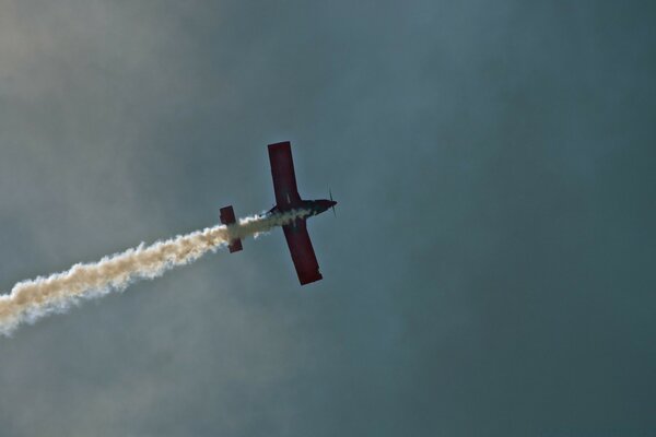 Avion laissant une trace dans le ciel