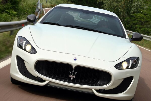 Voiture de sport blanche maserati se précipite copines
