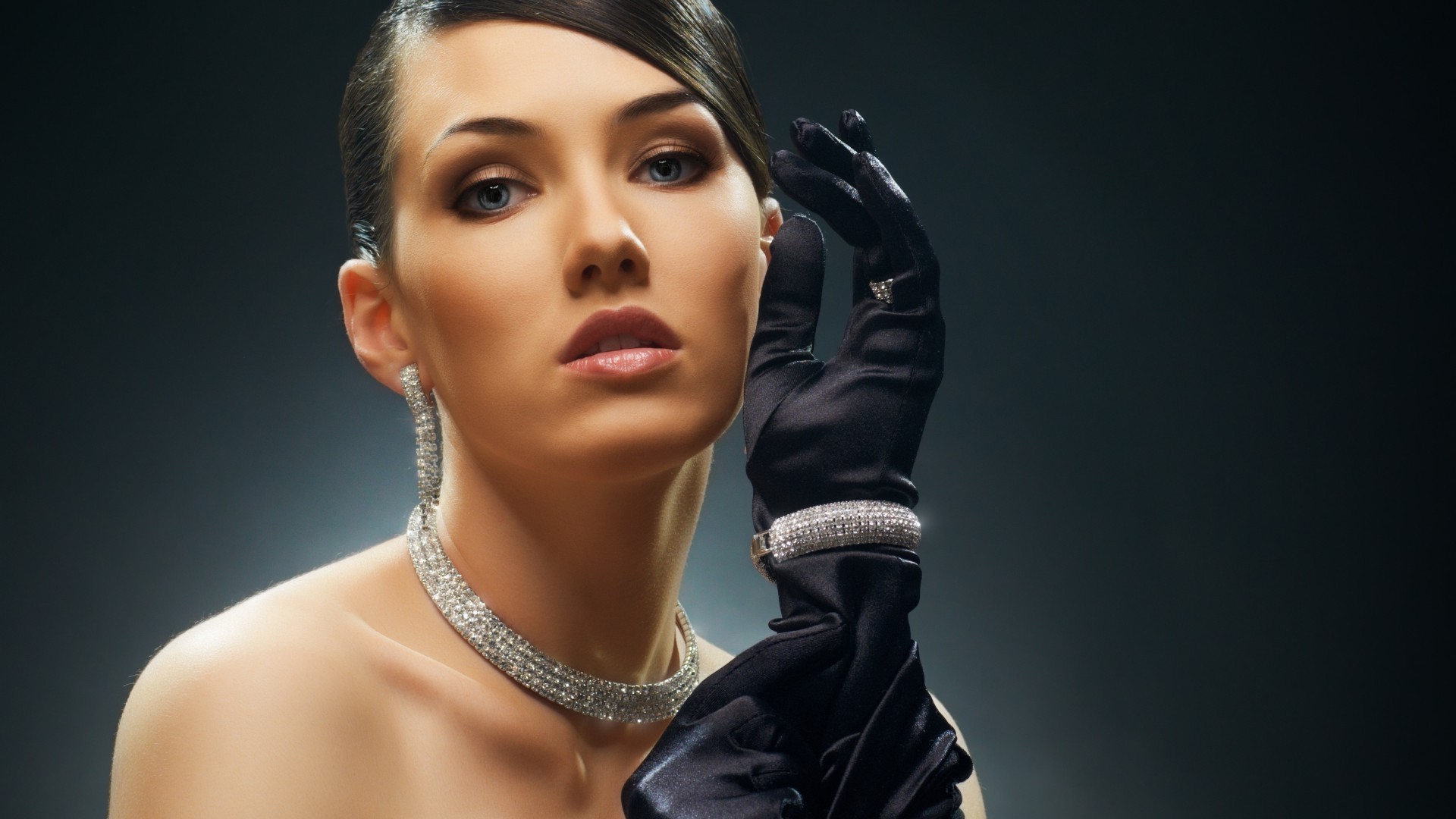 femme mode unique glamour portrait sexy bijoux