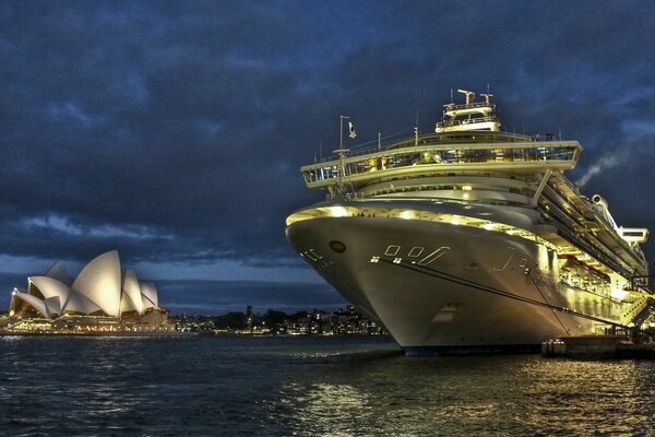 Le bateau s approche dans le port