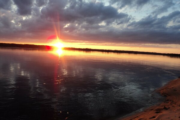 Beau coucher de soleil près de l étang et du ruisseau