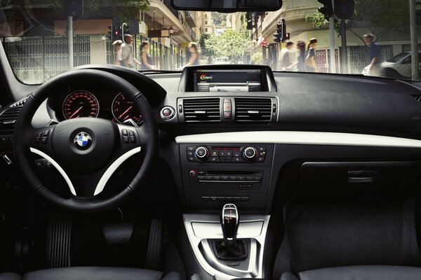 Intérieur de voiture à la mode et élégant