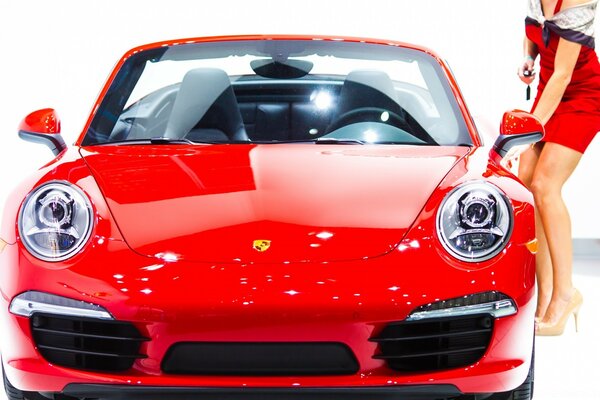 Porsche décapotable rouge avec phares ronds