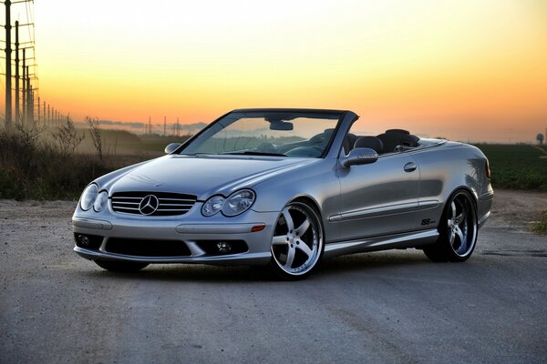 Mercedes arrêté sur fond de coucher de soleil