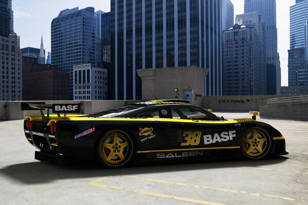 Voiture de course noire et jaune au numéro 38