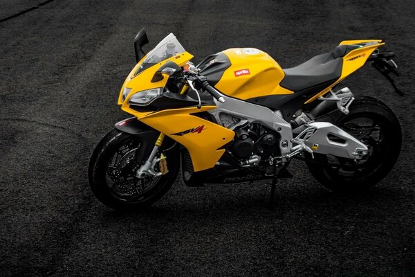 Aprilia RSV4 jaune moto sur route
