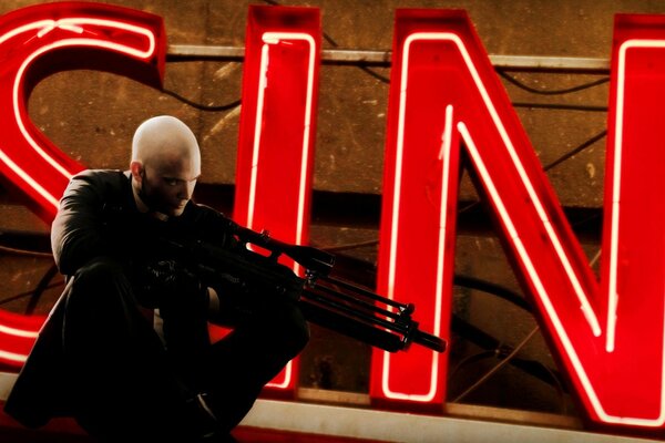 Hitman cherche cible sur fond de lettrage