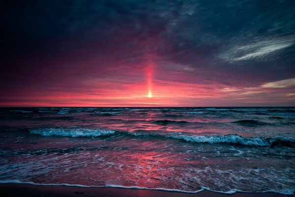 Magnifique coucher de soleil rose sur la côte