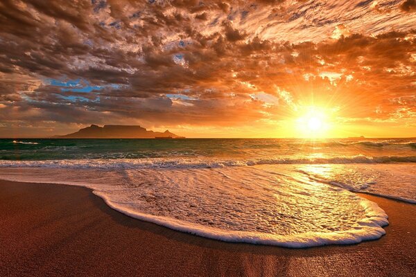 Le coucher de soleil est tout simplement fascinant, quel beau ciel