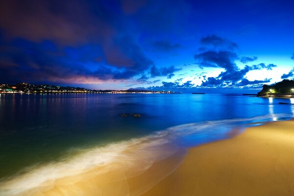 Beau coucher de soleil et mer calme