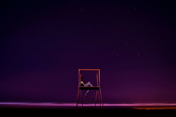 Balançoire debout solitaire sur fond de ciel nocturne