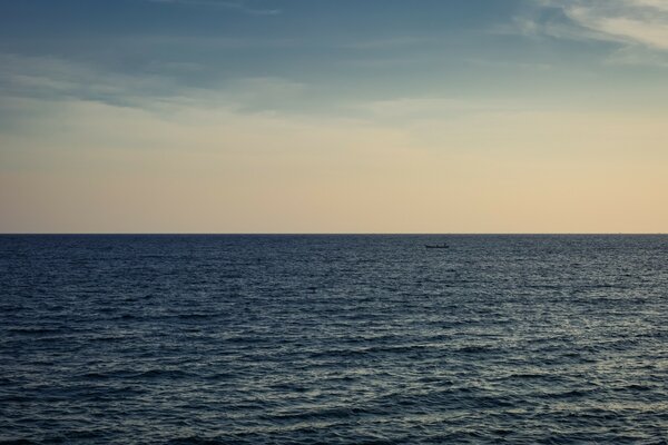 Calme, calme, océan bleu