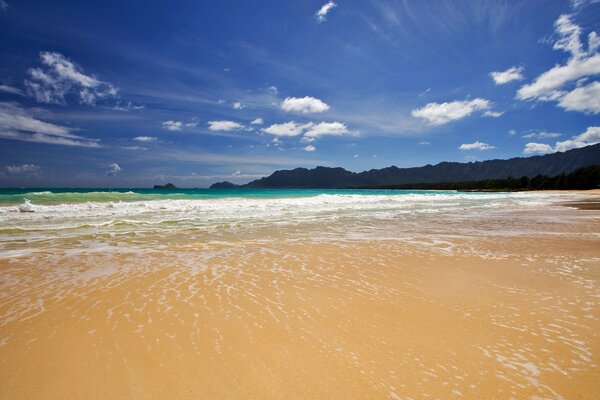 Plage de sable sur fond de ciel bleu