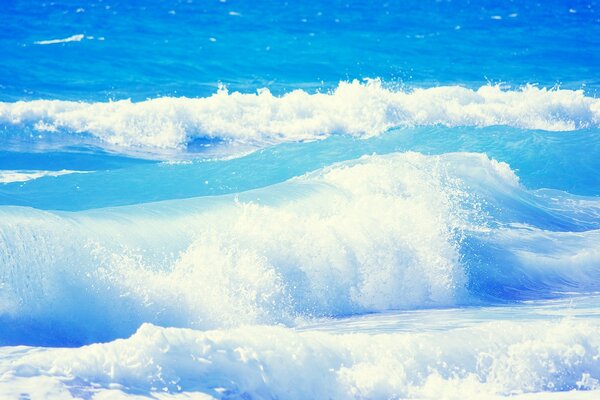 Surf océanique puissant sur une journée claire et ensoleillée