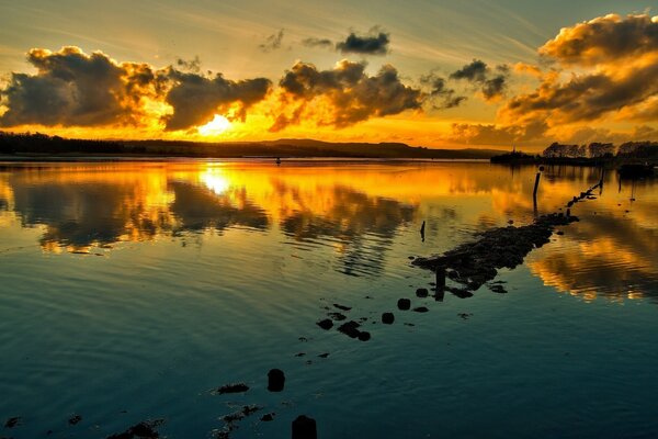 Reflet du coucher de soleil dans l eau de l océan