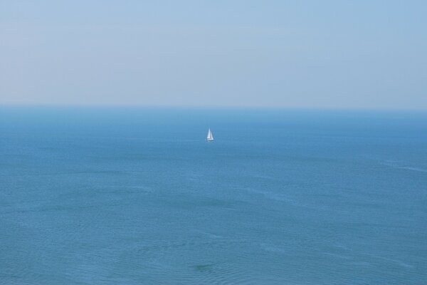 Navire en haute mer. Fond bleu