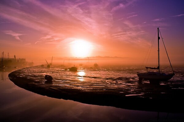 Superbe coucher de soleil au bord de la mer