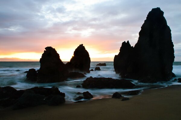 Mer au coucher du soleil, plage de sable