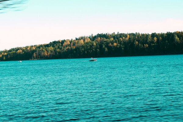 Voyage en bateau sur l eau turquoise