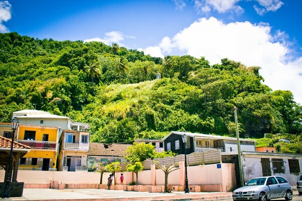 Ville sur le flanc de la montagne verte