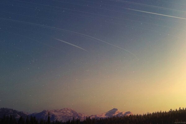 Ciel montagne forêt crépuscule étoiles