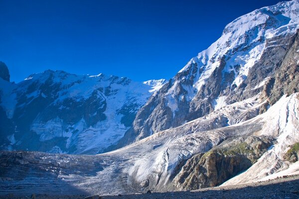 Montagnes d hiver, neige dans le reflet du soleil