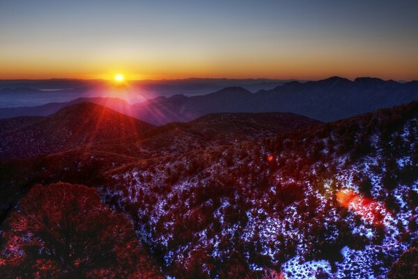 Aube lumineuse dans la vallée de la montagne