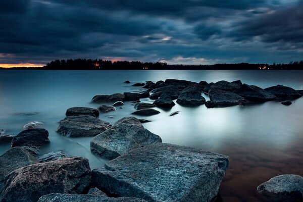 Étrange coucher de soleil sur le lac
