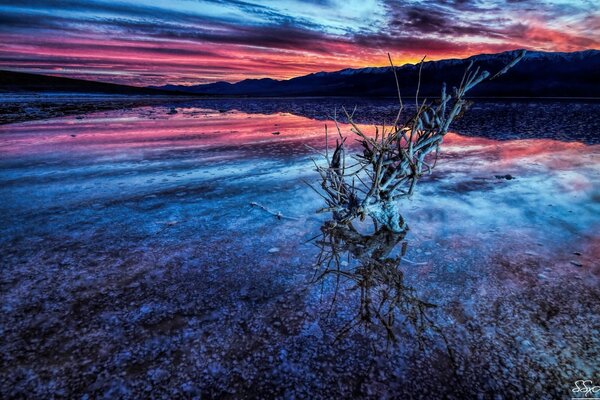 Paysage de lac dans la pénombre au coucher du soleil
