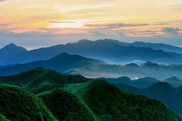Aube dans les montagnes. Voyages. Économiseur d écran