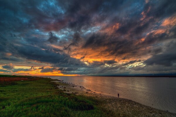 Photo d un beau coucher de soleil sur la rivière