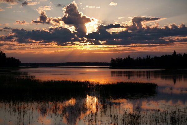 Beau reflet du coucher de soleil sur la rivière