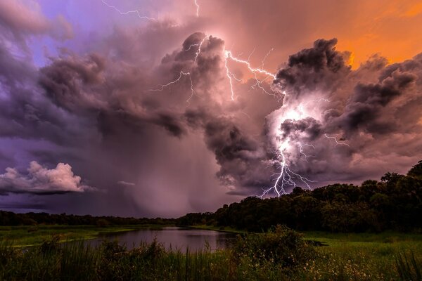 Nuages d orage sur le lac dans la forêt