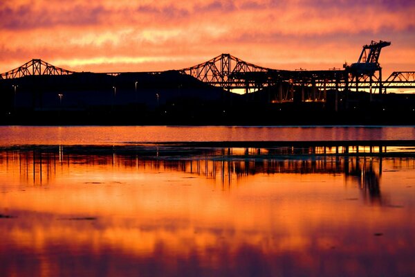 Coucher de soleil rouge reflété dans l eau