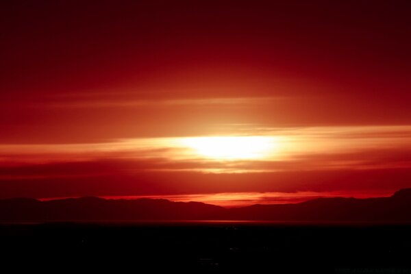 Beau coucher de soleil sur le ciel du soir