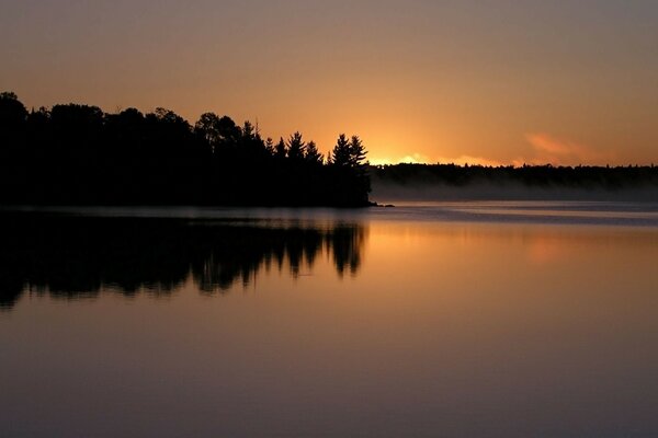 Coucher de soleil du soir et l aube sur les eaux du lac