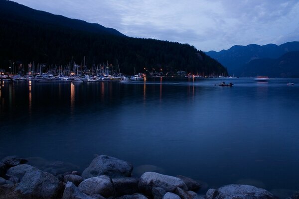 Les lumières se reflètent dans l eau sombre