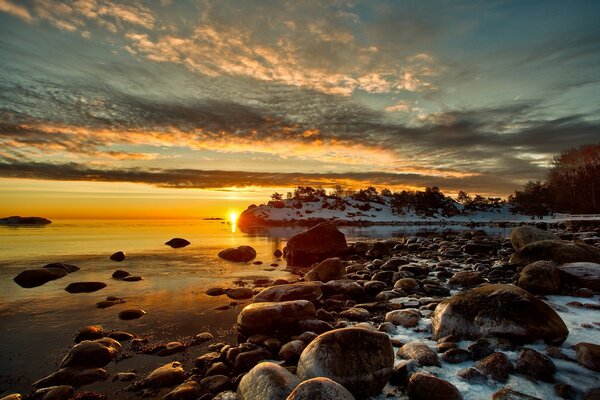 Aube froide sur le lac d hiver