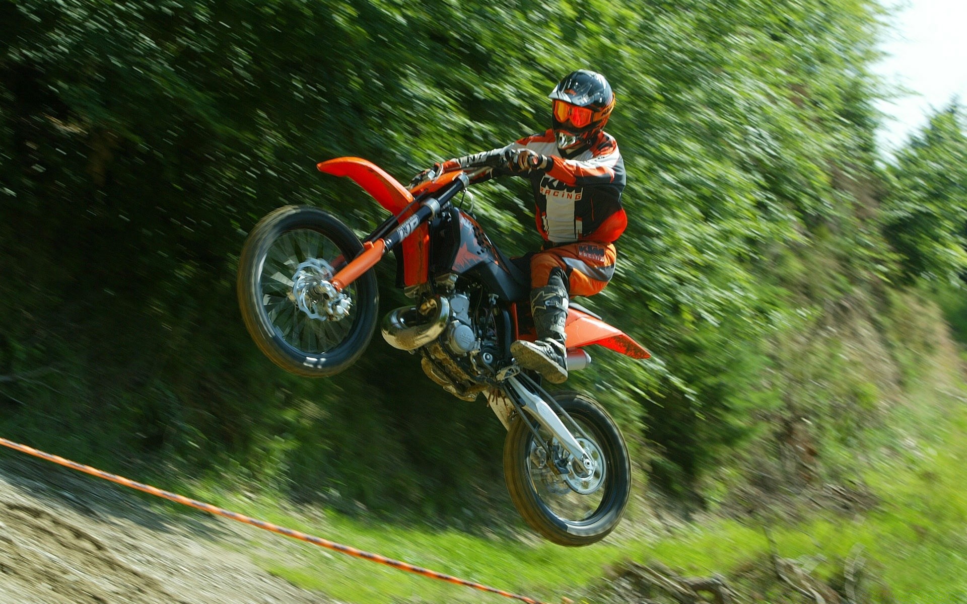 sport vélo dépêchez-vous course roue action casque rapide concurrence motard piste coureur descente aventure trafic voiture sauter loisirs plaisir loisirs sport