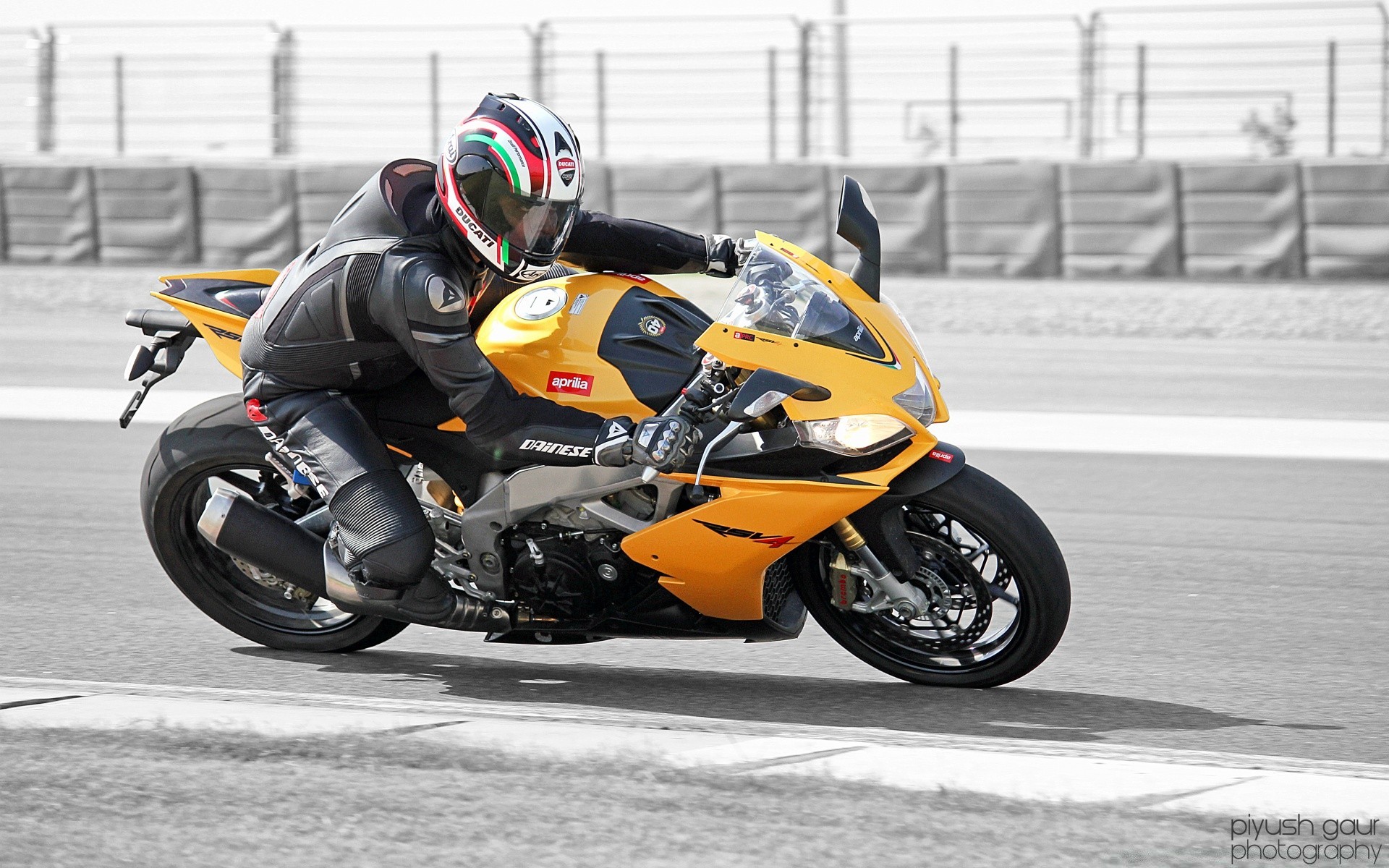 sport course piste vélo dépêchez-vous rapide lecteur pilote tournoi voiture coureur circuit puissance buzz prestige voiture championnat tour pneus à travail d équipe