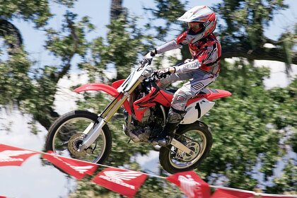 Un coureur s envole sur un vélo au-dessus des drapeaux