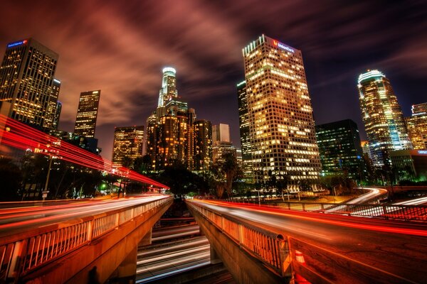 La vie de la ville de nuit dans la dynamique