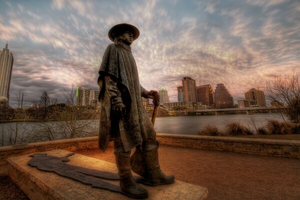 Statue de l homme sur fond de beau ciel