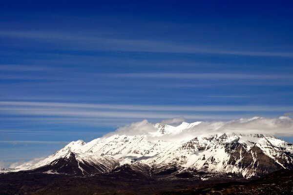 Neige sur le sommet des montagnes sur fond