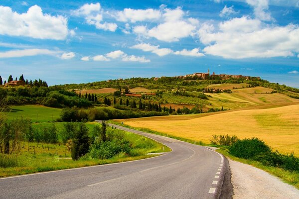 Route à la campagne parmi les collines dorées