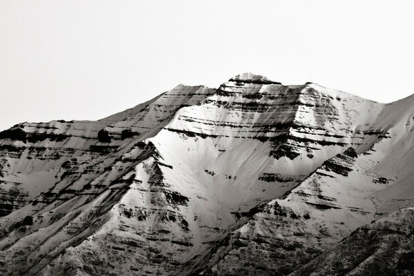 Montagnes majestueuses. Paysage triste