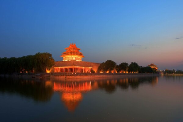 Bâtiment architectural asiatique au-dessus de l eau