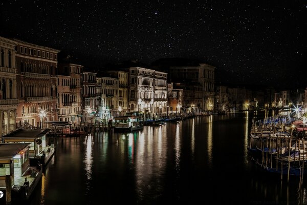 Vue de la ville de nuit debout sur la rivière