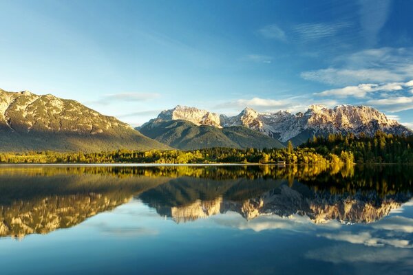 Sommets enneigés des montagnes et lac