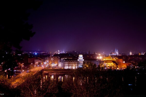 Ville de nuit dans le paysage de lumières vives